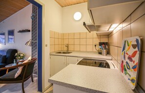 Kühlschrank, Herdplatte, Wasserkocher mit Kaffee-/Teezubehör