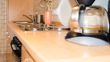 Jääkaappi, mikroaaltouuni, uuni, syöttötuoli