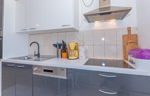 Kylskåp, mikrovågsugn, spishäll och diskmaskin
