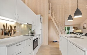 Køleskab, kogeplade, opvaskemaskine, kaffe-/temaskine