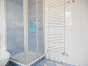 Sèche-cheveux, serviettes fournies, papier toilette