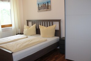 4 makuuhuonetta, vauvan matkasänky, Wi-Fi, vuodevaatteet