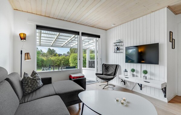 TV, fireplace - Beautiful home in Blåvand with kitchen (Blåvand)