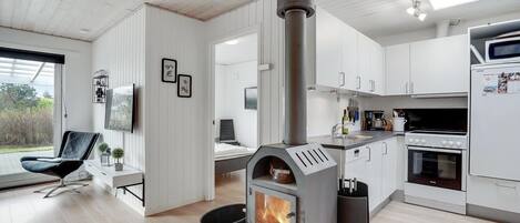 Jääkaappi, liesi, astianpesukone, kahvin-/teenkeitin