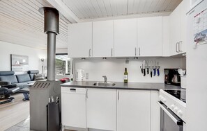 Køleskab, kogeplade, opvaskemaskine, kaffe-/temaskine