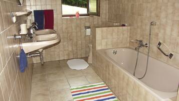 Douche, séchoir à cheveux, serviettes fournies