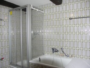 Een douche, een haardroger, handdoeken