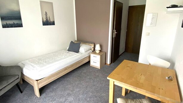 1 bedroom, WiFi, bed sheets - Single Room - Pension Herned ** (Mondsee)