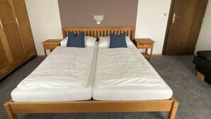 1 bedroom, WiFi, bed sheets - Single Room - Pension Herned ** (Mondsee)
