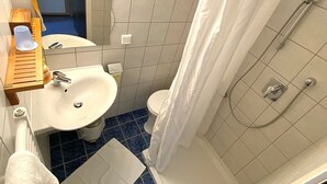 Shower, hair dryer, towels - Single Room - Pension Herned ** (Mondsee)