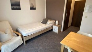 1 bedroom, WiFi, bed sheets - Single Room - Pension Herned ** (Mondsee)