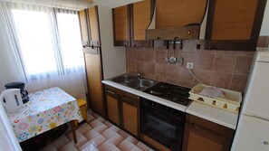 Fridge, microwave, oven, stovetop - Holiday apartment with air conditioning (Vantačići)