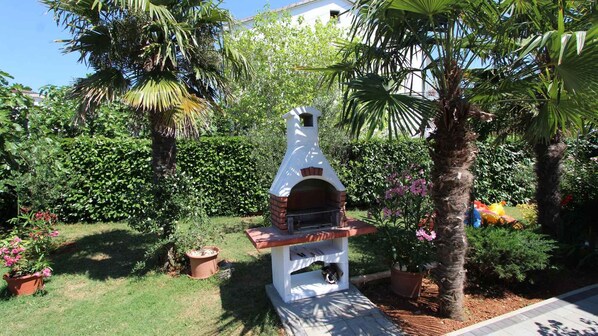 Property grounds - Holiday apartment with air conditioning (Vantačići)