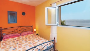 Una stanza con un letto, una finestra vista e una lampada.
