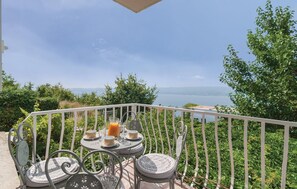 Outdoor dining - Awesome apartment in Duce with WiFi (Duce)