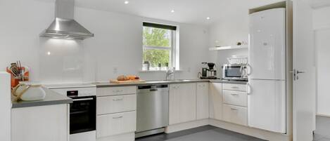 Kjøleskap, kokeplater, oppvaskmaskin og kaffetrakter/tekoker