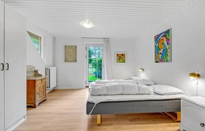 6 bedrooms, travel crib, WiFi