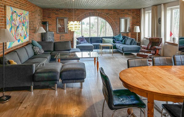 TV, peis, fotballspill og bordtennis