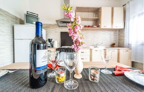 Kühlschrank, Herdplatte, Wasserkocher mit Kaffee-/Teezubehör