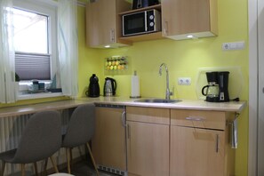 Refrigerador, microondas, horno y cafetera y tetera 