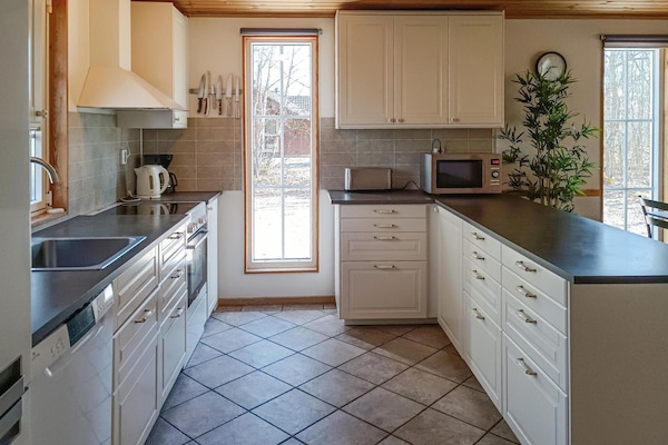 Kylskåp, spishäll, diskmaskin och kaffe- och tebryggare