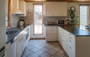 Geladeira, micro-ondas, cooktop, lava-louças