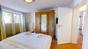 3 bedrooms, travel crib, WiFi