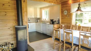 Jääkaappi, liesi, astianpesukone, espressokone