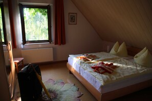 2 makuuhuonetta, työpöytä, silitysrauta/-lauta, vauvan matkasänky