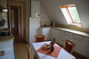 Kahvin-/teenkeitin, jääkaappi, mikroaaltouuni, uuni