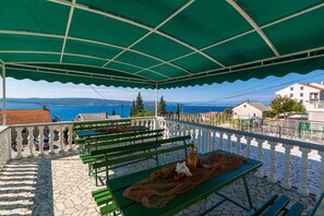 Outdoor dining - Holiday apartment with shared-use pool (Crikvenica)