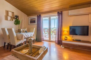 Dining - Holiday apartment with shared-use pool (Crikvenica)