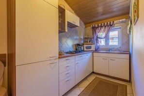 Kühlschrank, Mikrowelle, Herdplatte, Wasserkocher mit Kaffee-/Teezubehör