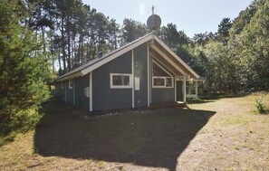 Situated in a serene natural setting, this cabin offers a peaceful retreat with a porch and a satellite dish.