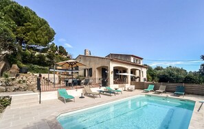 Outdoor pool, sun loungers