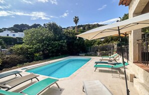 Piscina externa, espreguiçadeiras