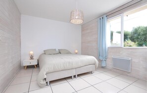 5 bedrooms, free WiFi, bed sheets