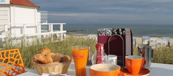 Thatched-roof vacation home near Ostseebad Kühlungsborn - Thatched-roof chestnut house (52m²,