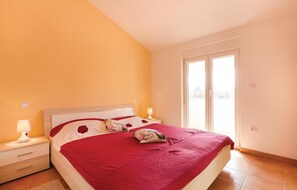 3 bedrooms, in-room safe, free WiFi, bed sheets