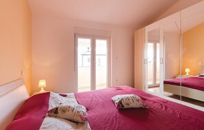 3 bedrooms, in-room safe, free WiFi, bed sheets