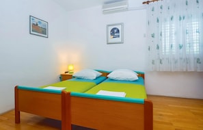 Free WiFi, bed sheets - Lovely apartment in Omis with WiFi (Omis)