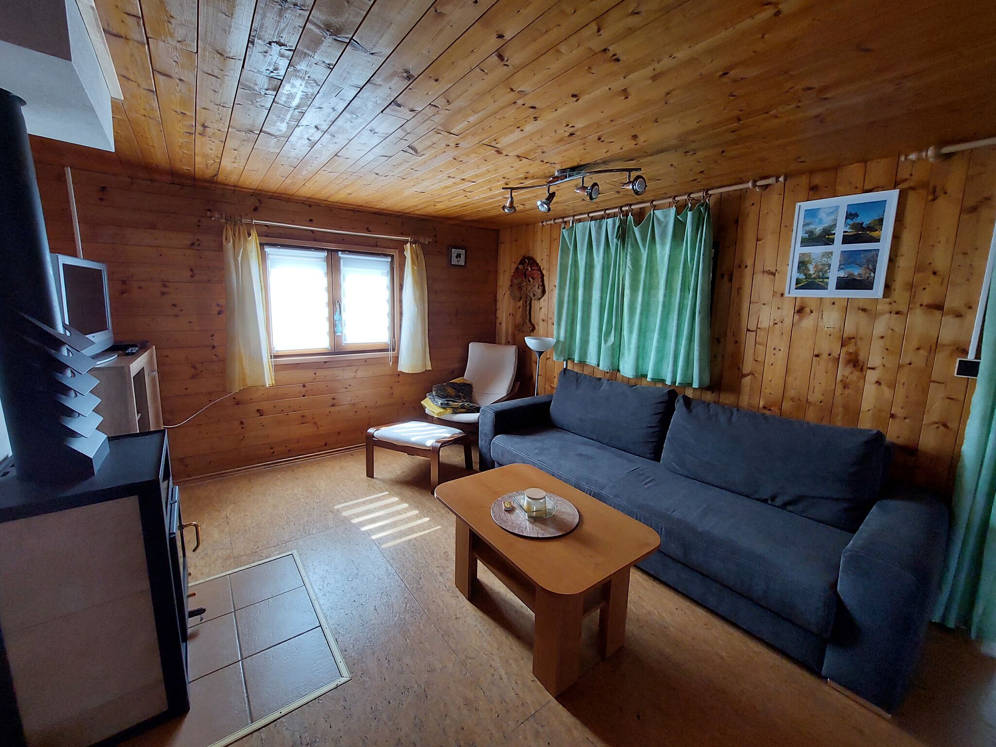 Televisión y chimenea 