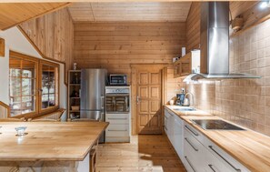 Fridge, microwave, stovetop, dishwasher - 3 bedroom stunning home in Färgelanda (Färgelanda)
