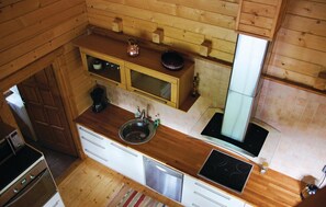 Kylskåp, spishäll, diskmaskin och kaffe- och tebryggare