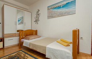 2 bedrooms, travel crib, free WiFi, bed sheets