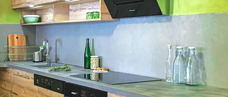 Refrigerador, parrilla de estufa, lavavajillas y cafetera y tetera