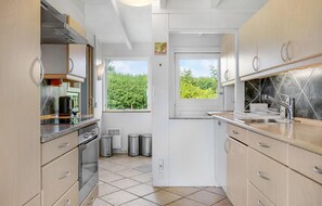 Frigorífico, microondas, placa de cocina y lavavajillas