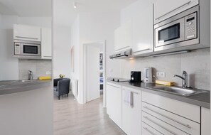 Kühlschrank, Mikrowelle, Herdplatte, Geschirrspüler