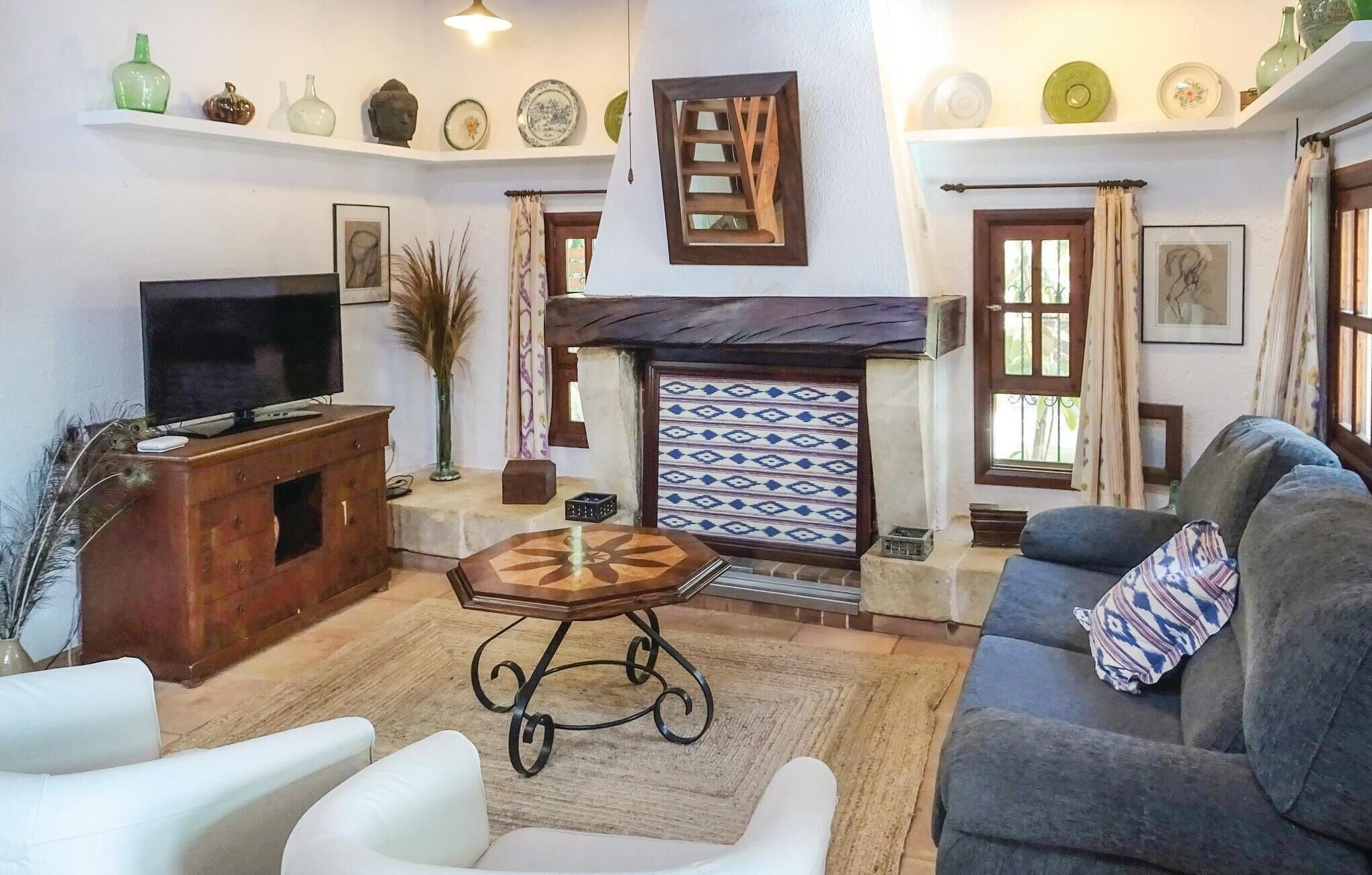 Een televisie en een open haard