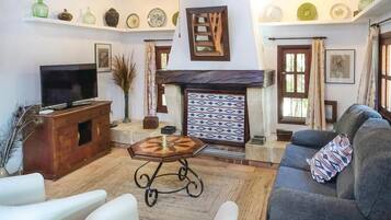 Een televisie en een open haard